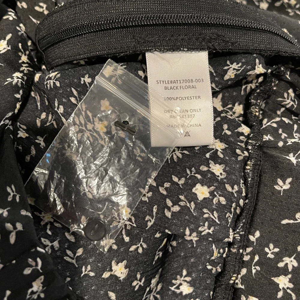 ASTR Black Floral 100% Polyester V-Neck Blouse Small NWT - Picture 4 of 7